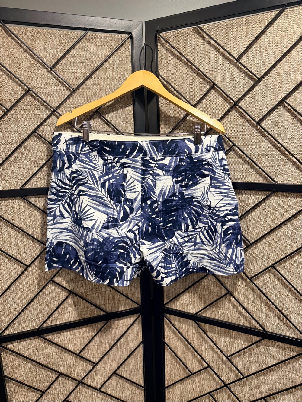 SPANX *NWT* Navy & White Tropical Leaf High-Rise Pull-On Shorts - XL - Picture 7 of 12